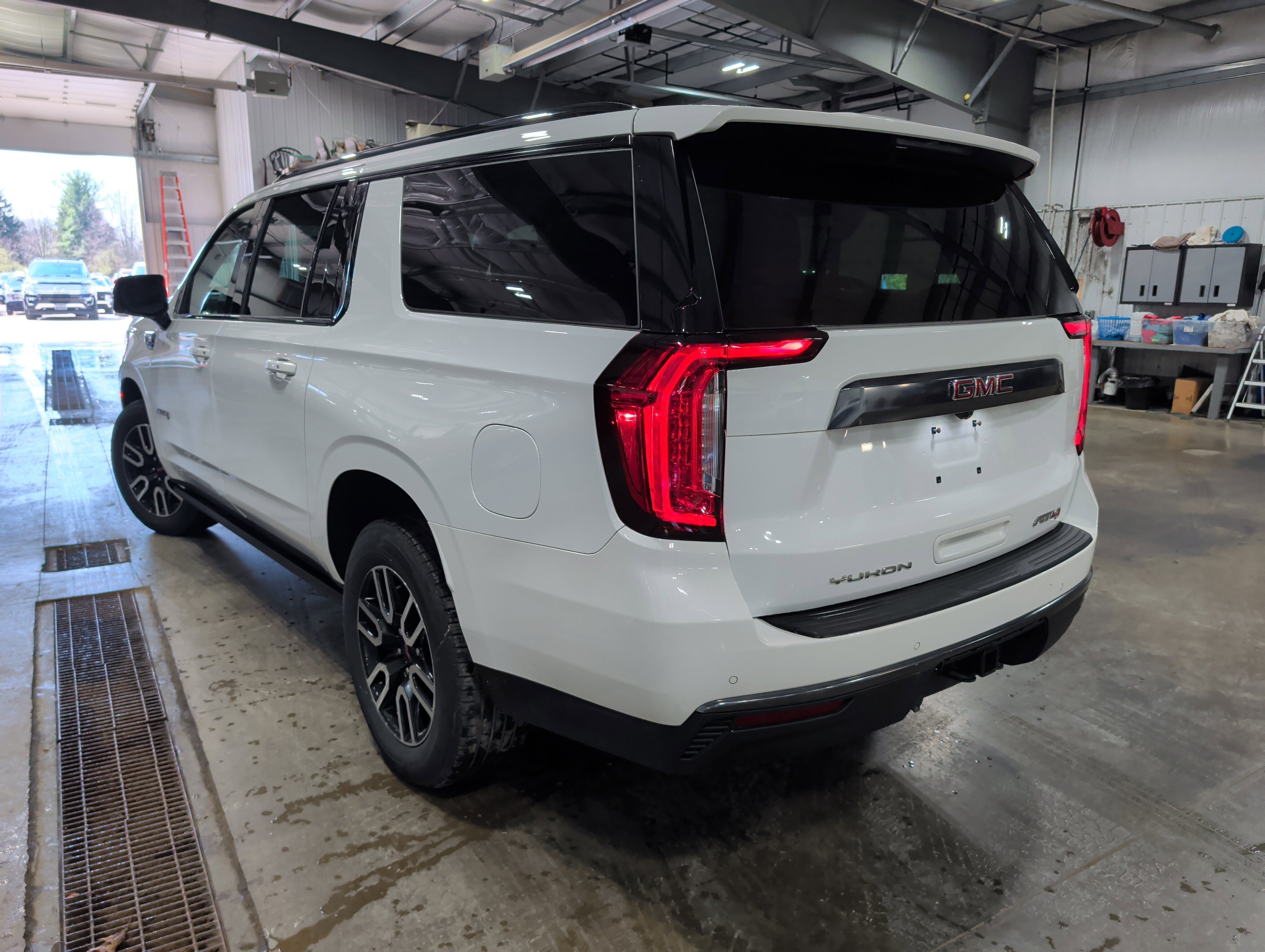Used 2023 GMC Yukon XL AT4 w/ Technology Package image 4
