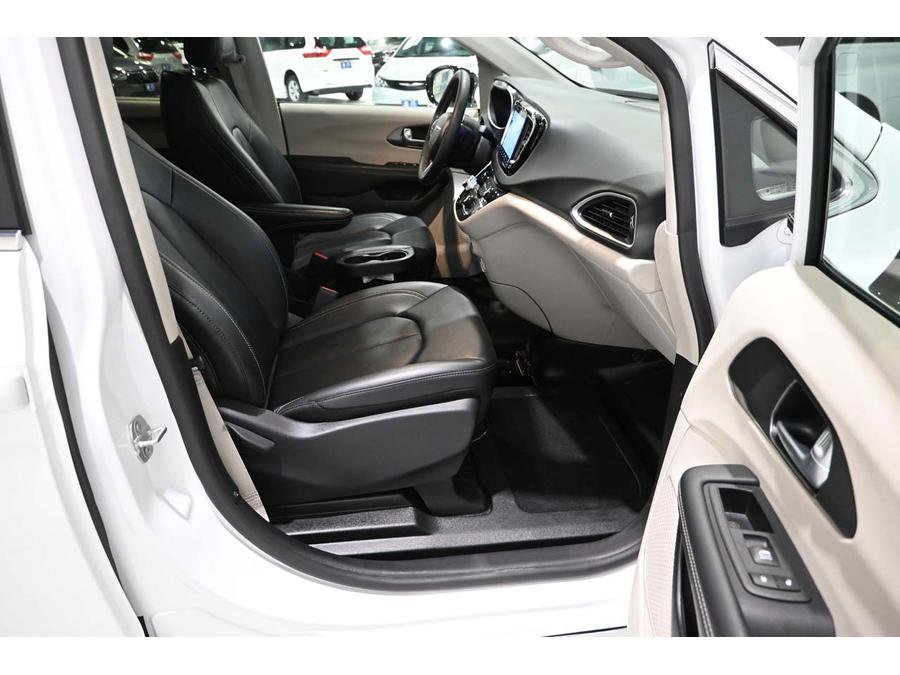 Used 2024 Chrysler Pacifica Touring-L FWD image 15