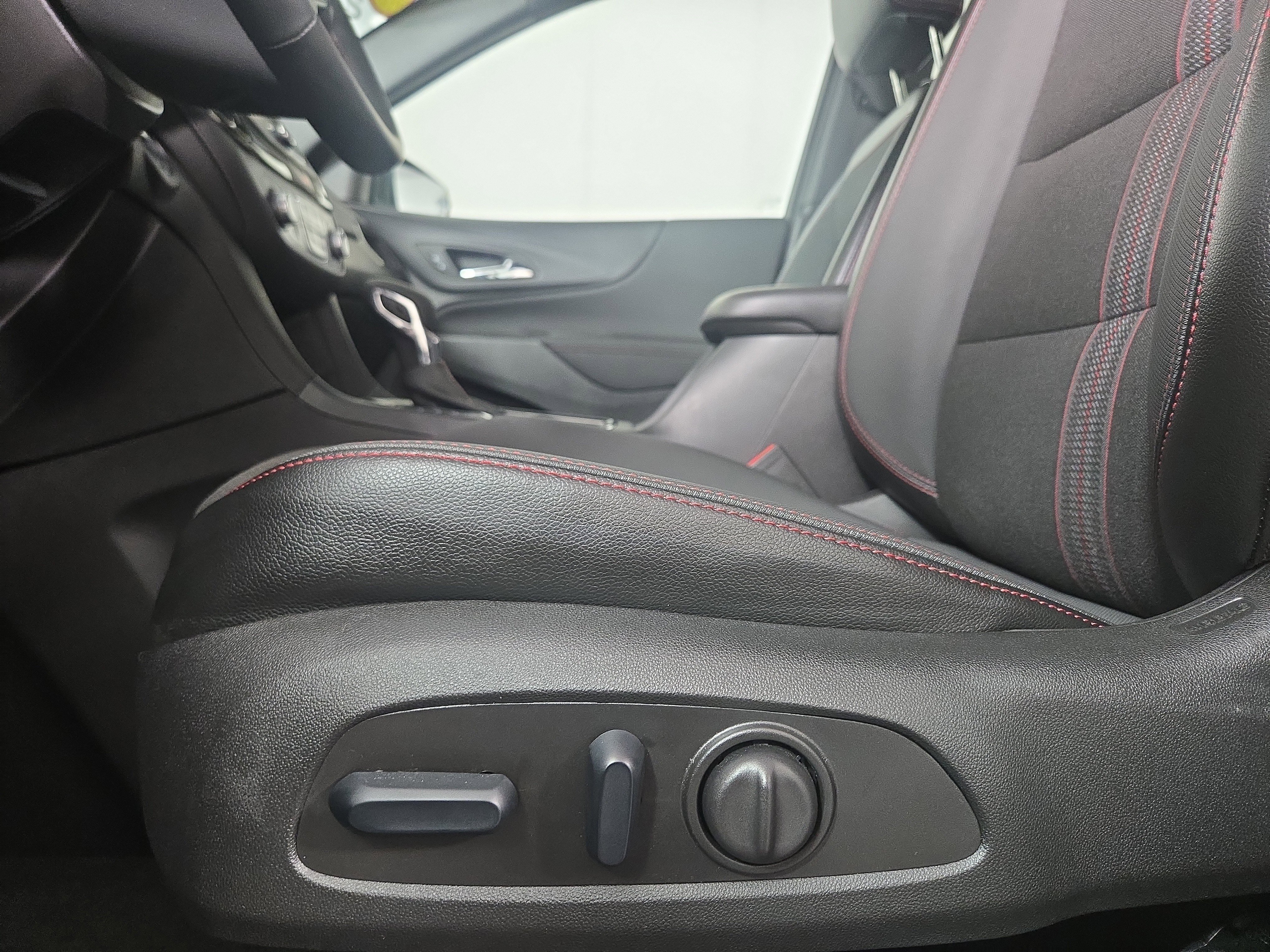 Used 2024 Chevrolet Equinox RS image 31