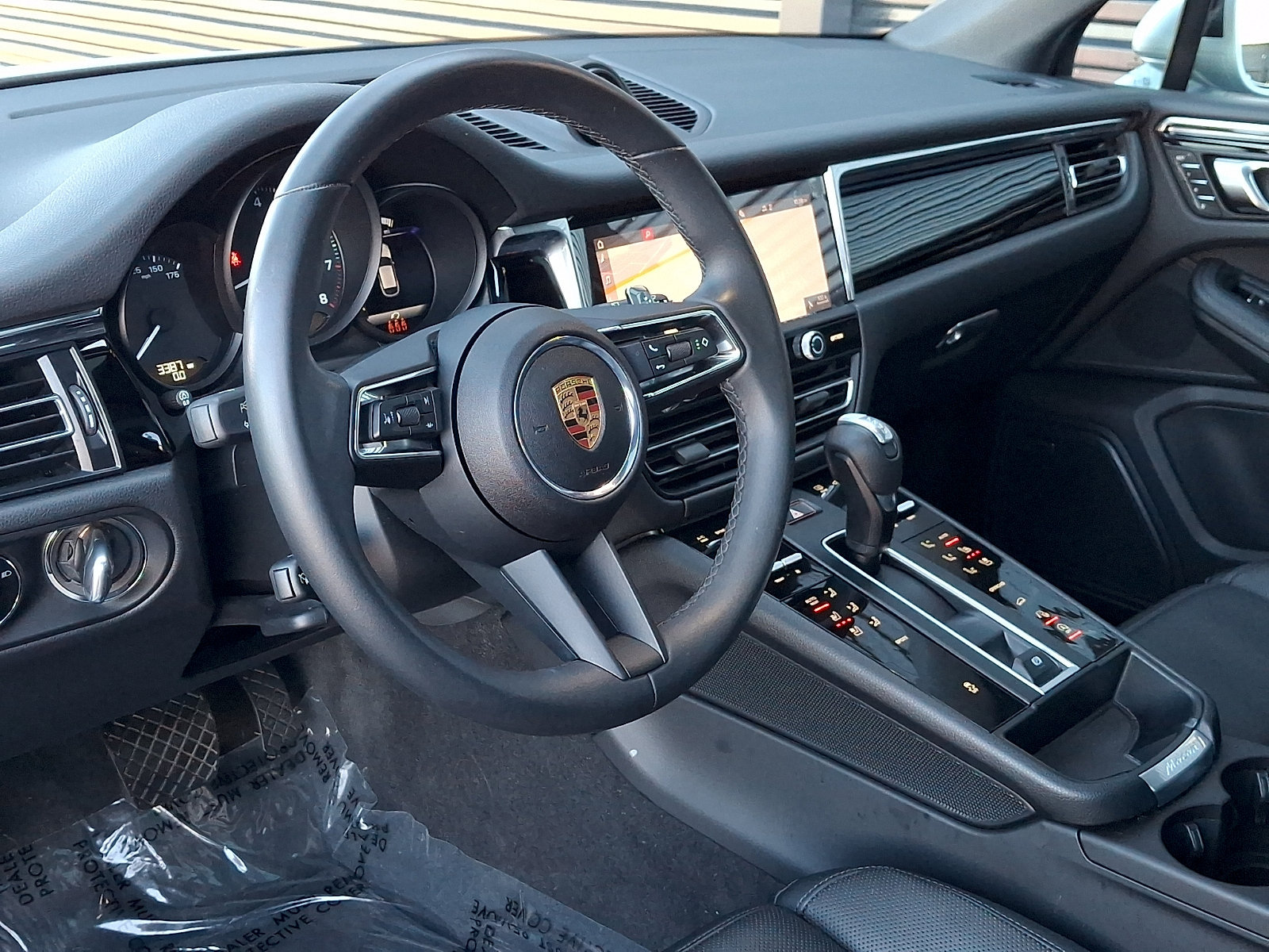 Certified 2025 Porsche Macan AWD/4WD image 4