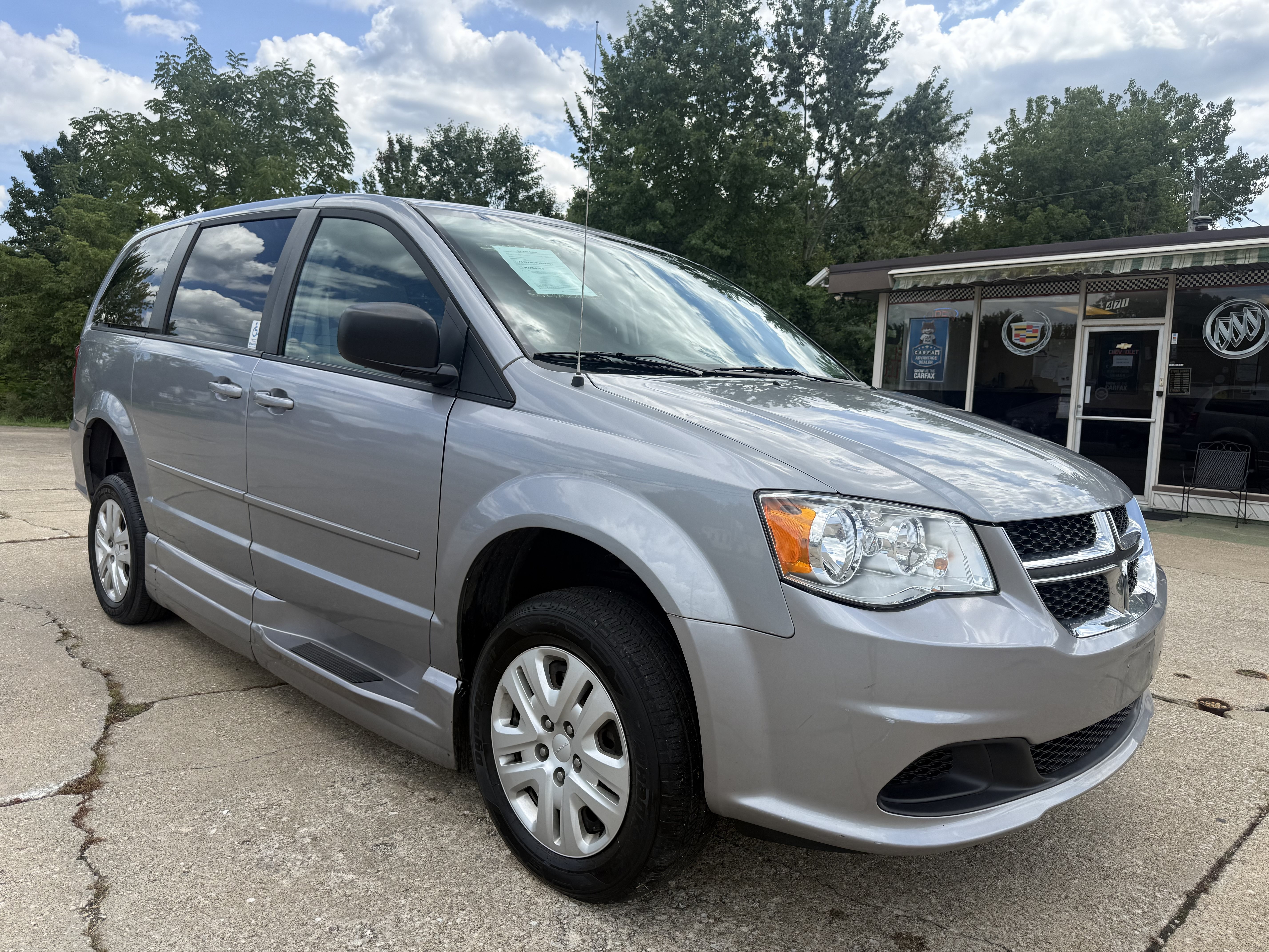 Used 2015 Dodge Grand Caravan SE w/ Quick Order Package 29E SE FWD image 3