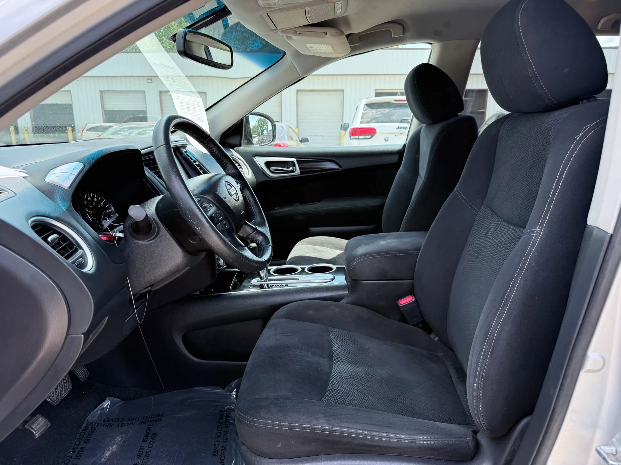 Used 2015 Nissan Pathfinder SV image 2