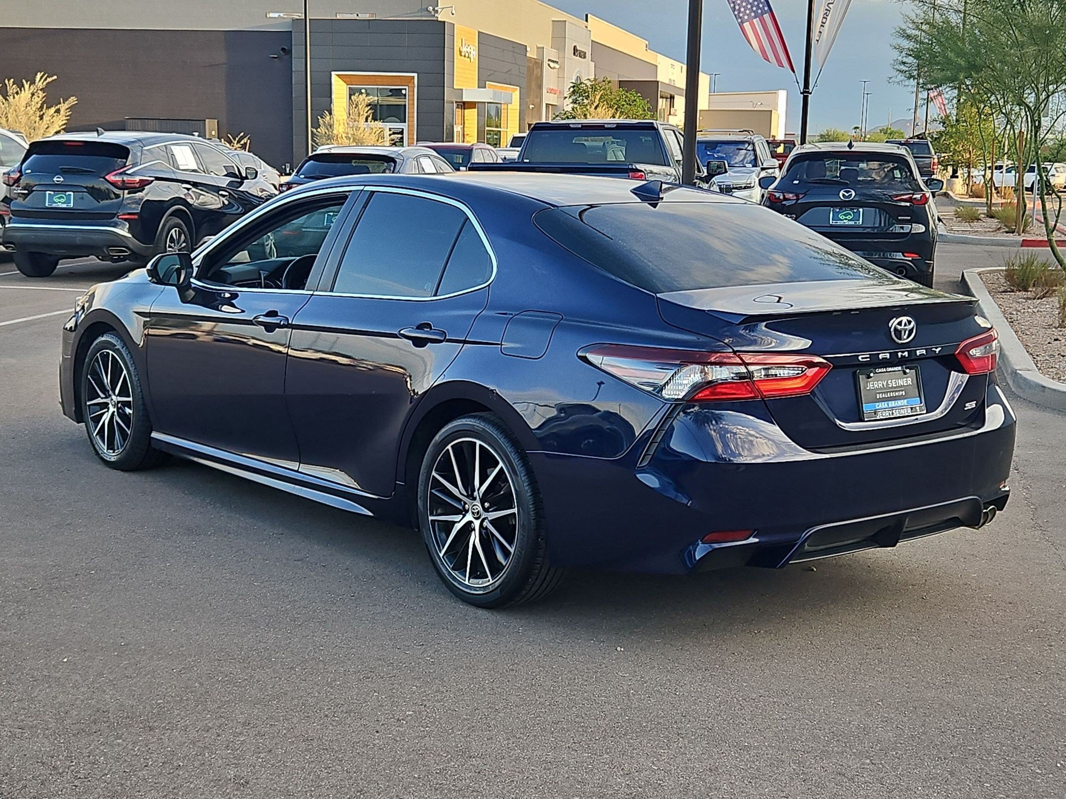 Used 2021 Toyota Camry SE w/ Convenience Package FWD image 3