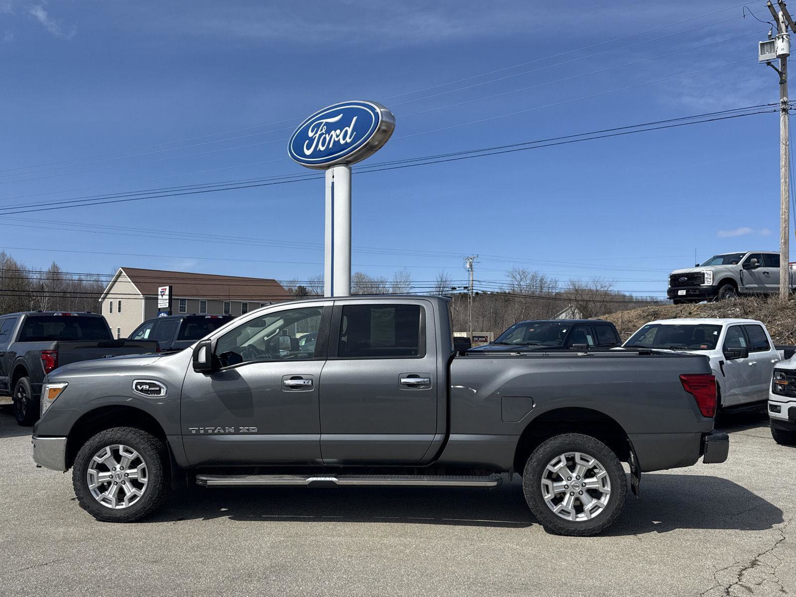 Used 2019 Nissan Titan SV w/ SV Convenience Package image 3