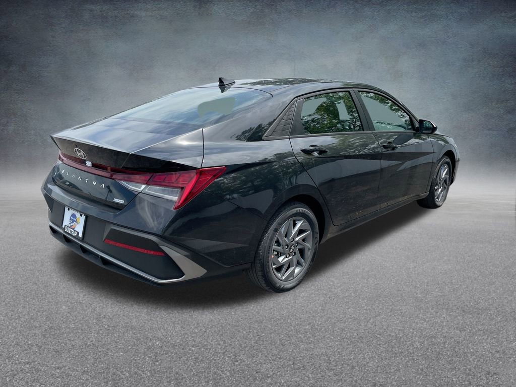 Used 2025 Hyundai Elantra Blue image 31