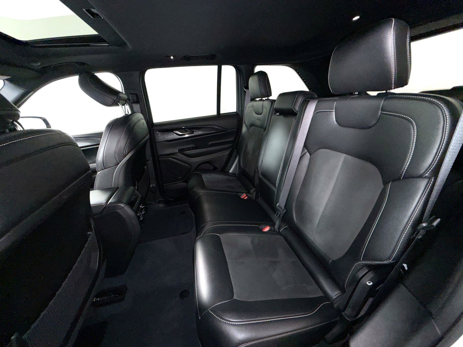 Used 2023 Jeep Grand Cherokee Altitude image 24