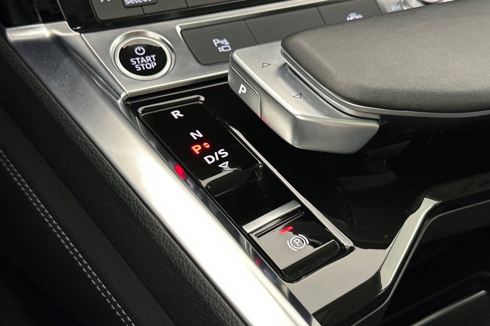 Used 2024 Audi Q8 e-tron Premium image 21