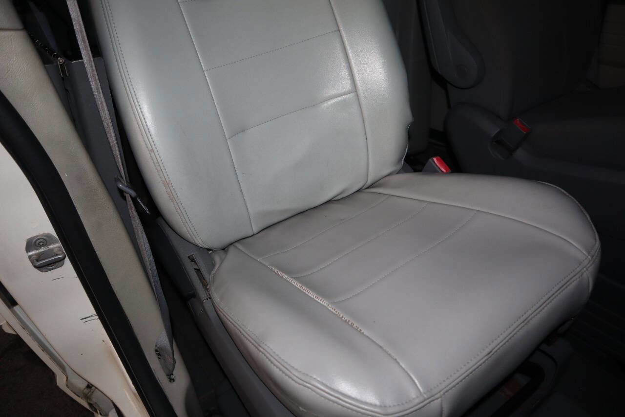 Used 2010 Dodge Grand Caravan SE w/ Climate Group image 15