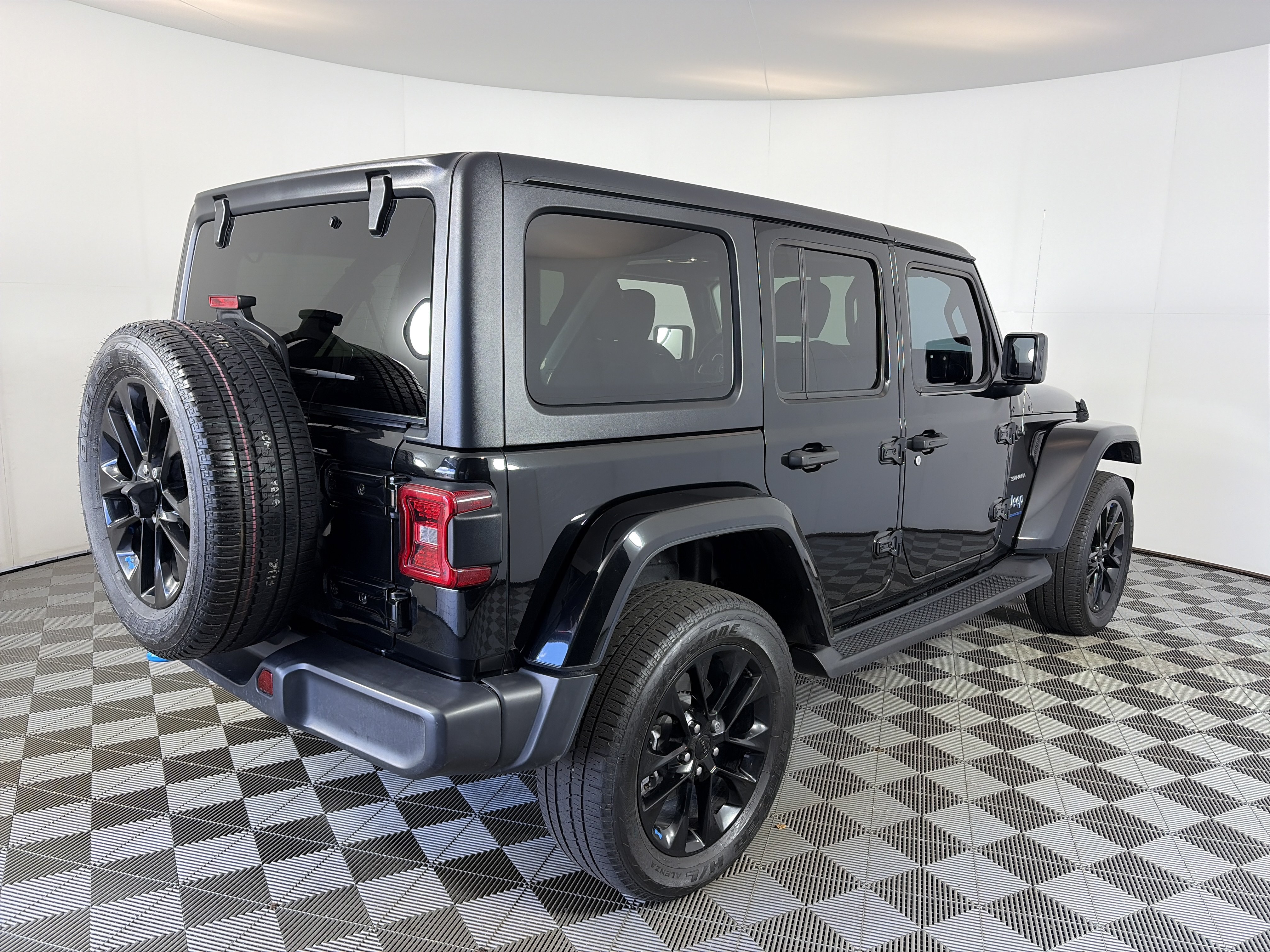 Used 2023 Jeep Wrangler Unlimited Sahara AWD/4WD image 10