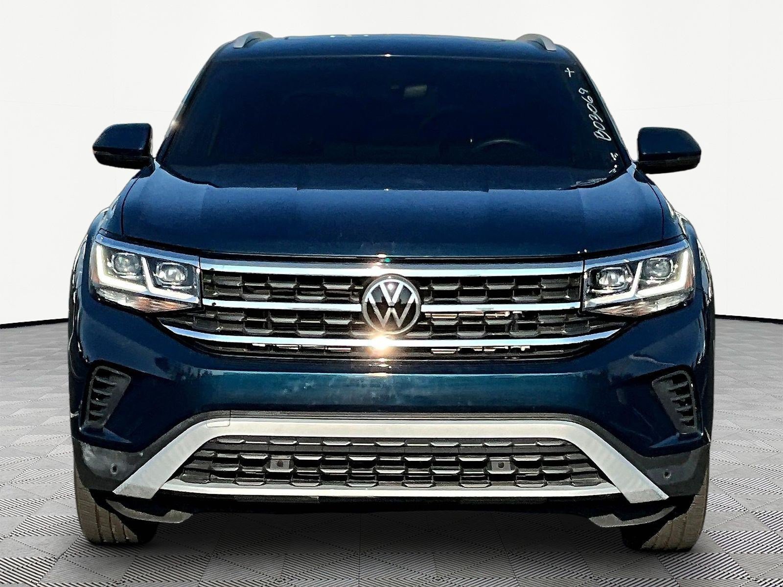Used 2022 Volkswagen Atlas Cross Sport SE w/ Panoramic Sunroof Package AWD/4WD image 2
