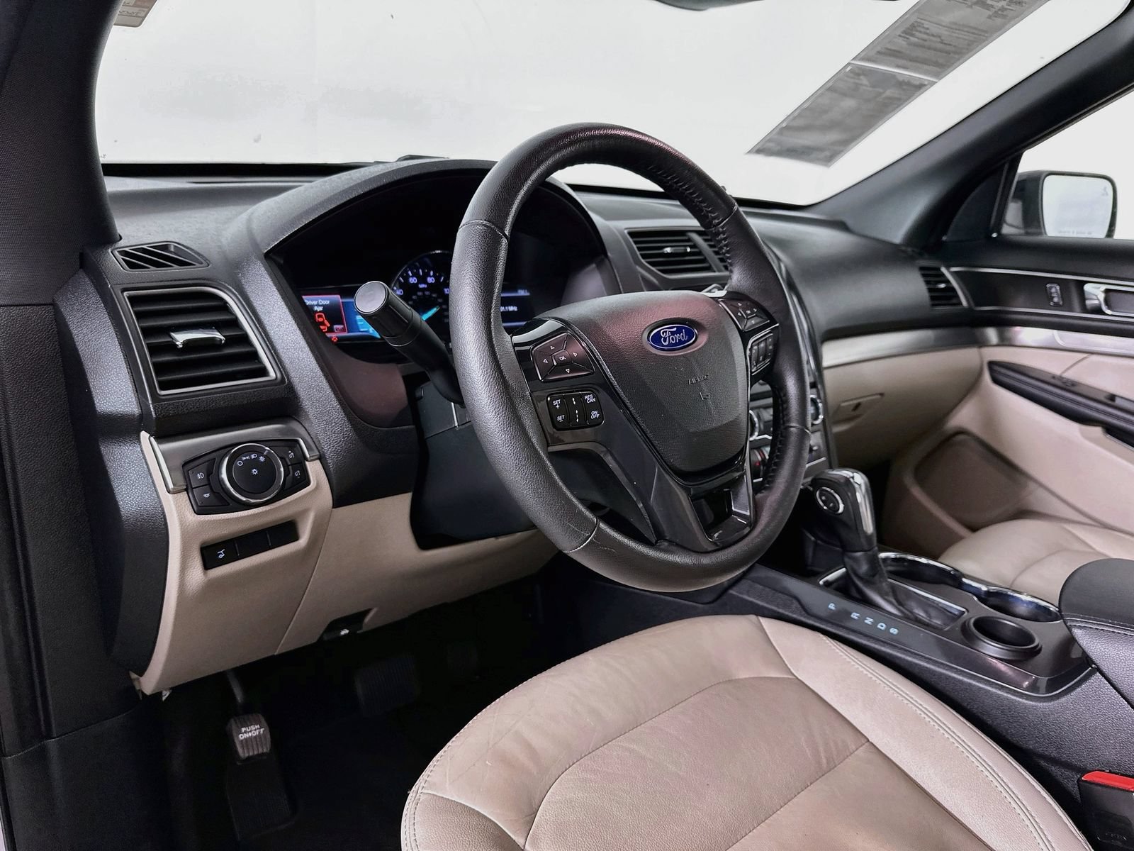 Used 2018 Ford Explorer XLT w/ Equipment Group 202A FWD image 10