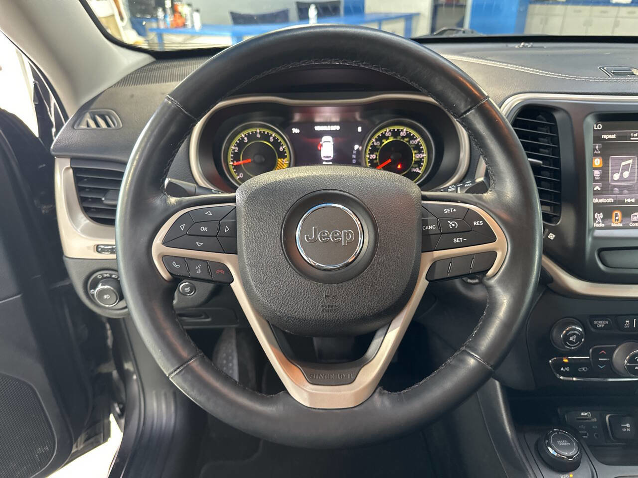 Used 2015 Jeep Cherokee Limited w/ Luxury Group image 24