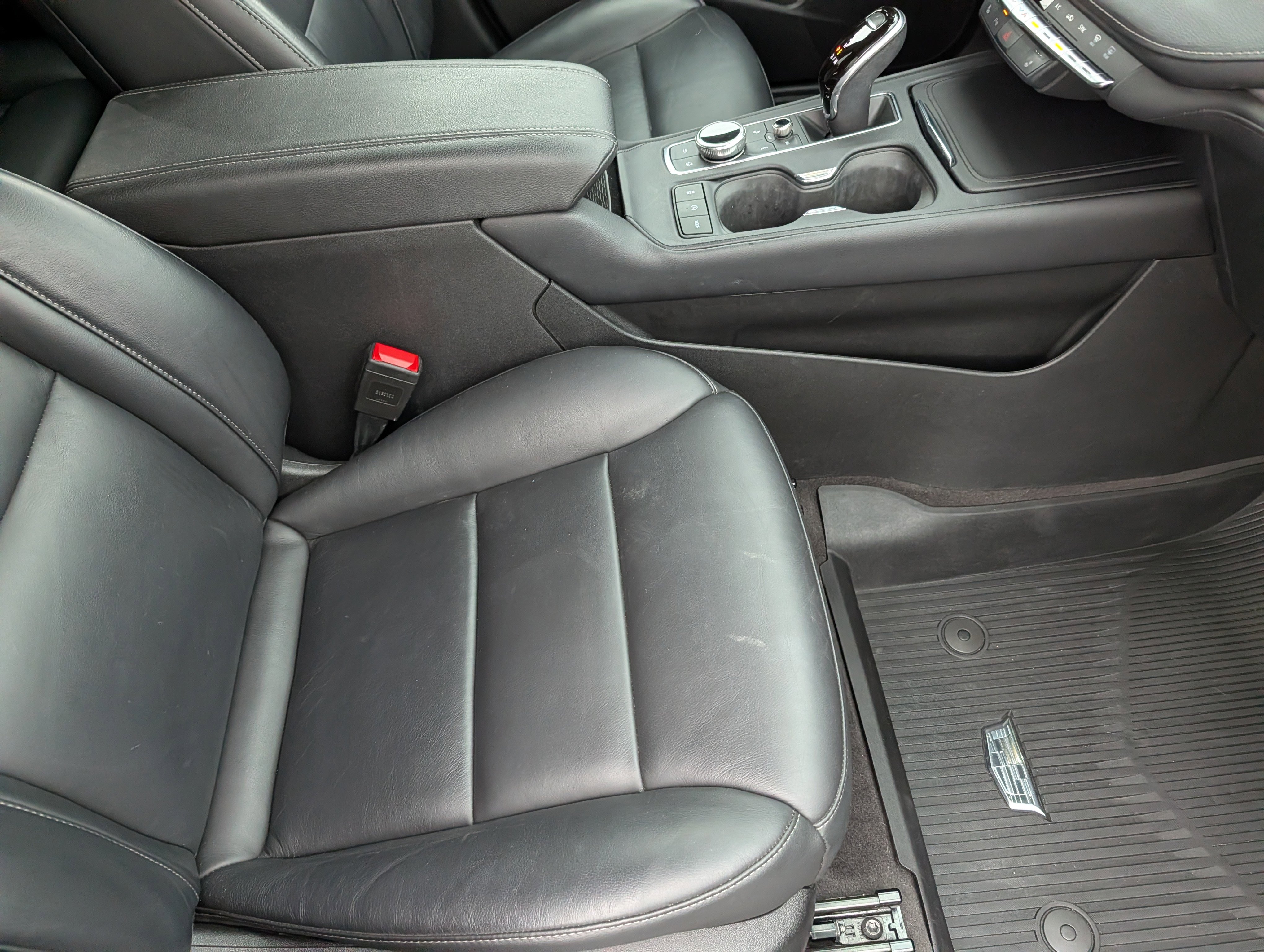 Used 2020 Cadillac XT4 Premium Luxury w/ Cold Weather Package image 34