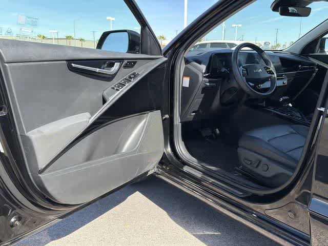 Used 2023 Kia Niro SX image 10