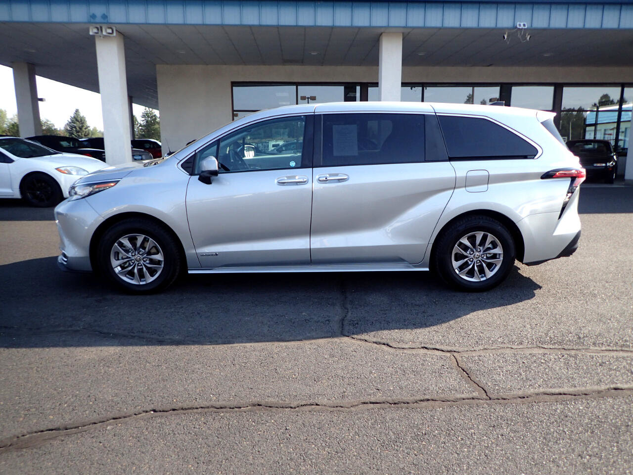 Used 2021 Toyota Sienna XLE image 2