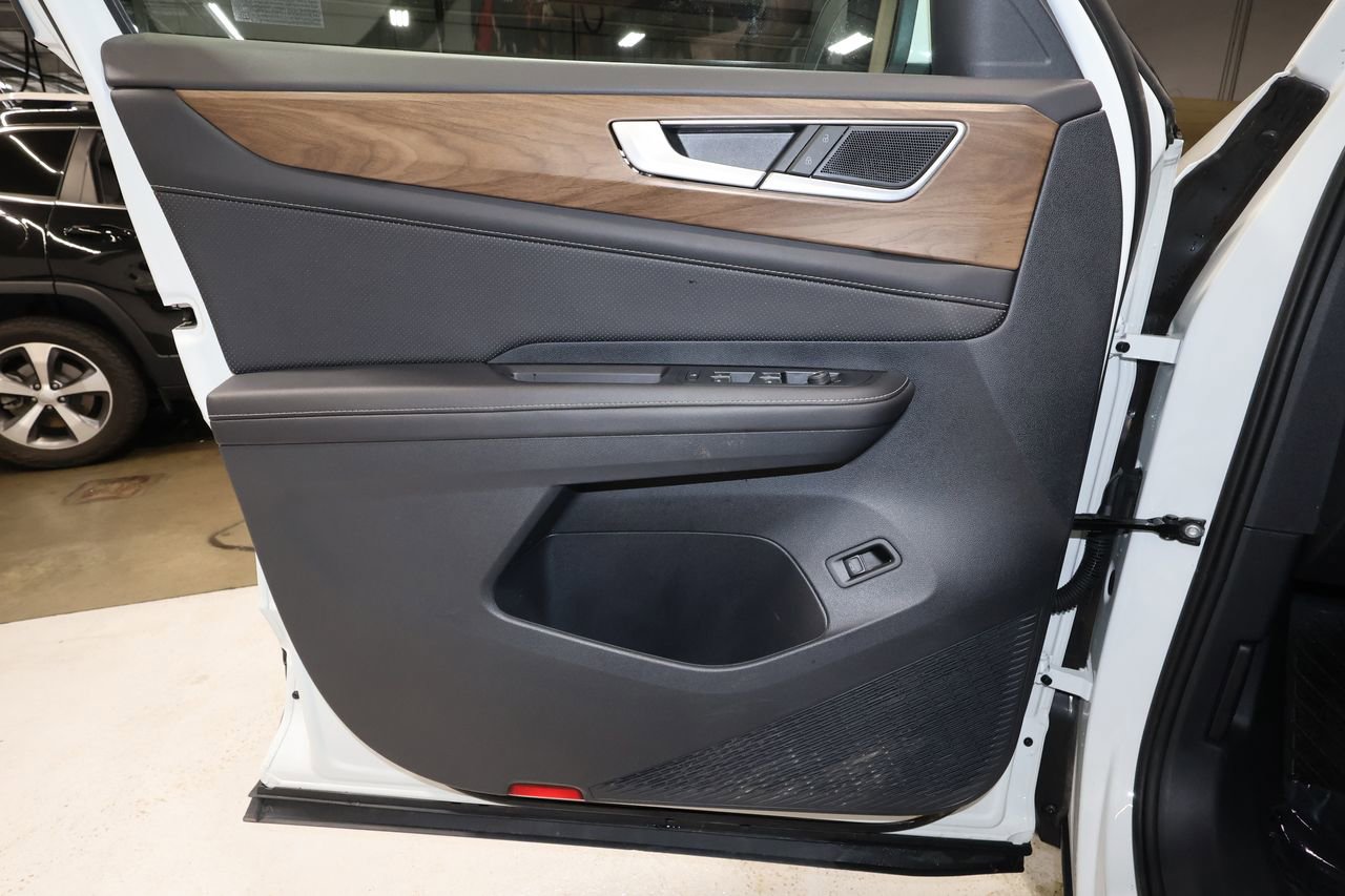 Used 2025 Volkswagen Atlas SE FWD image 21
