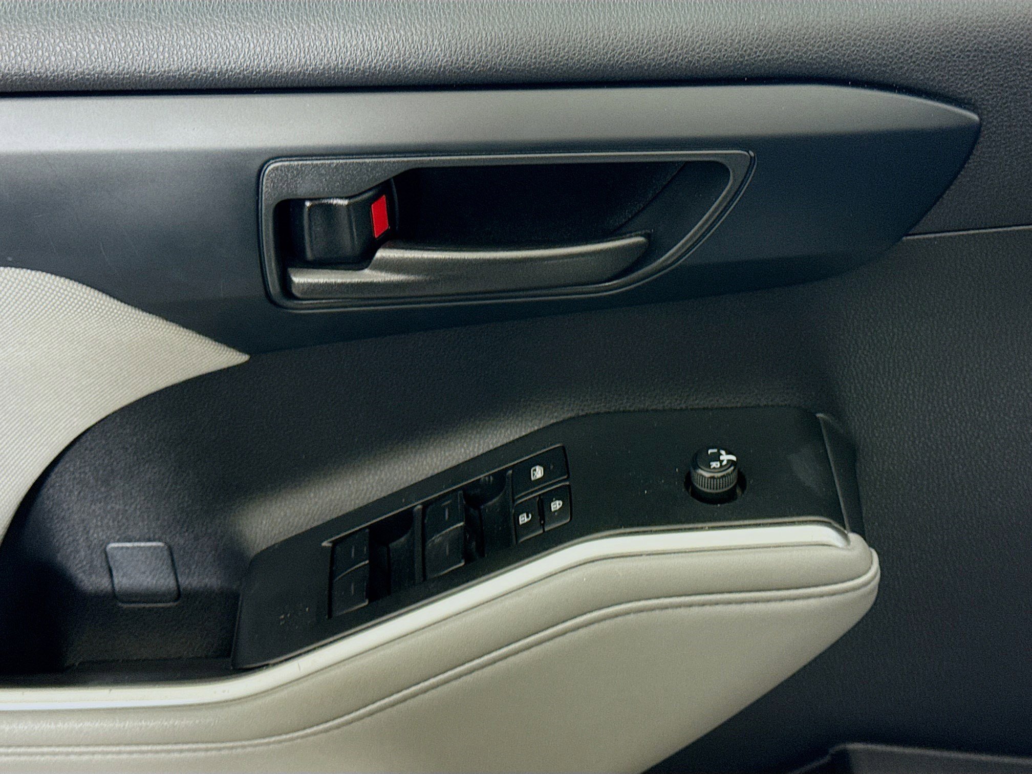 Used 2023 Toyota Highlander L image 24