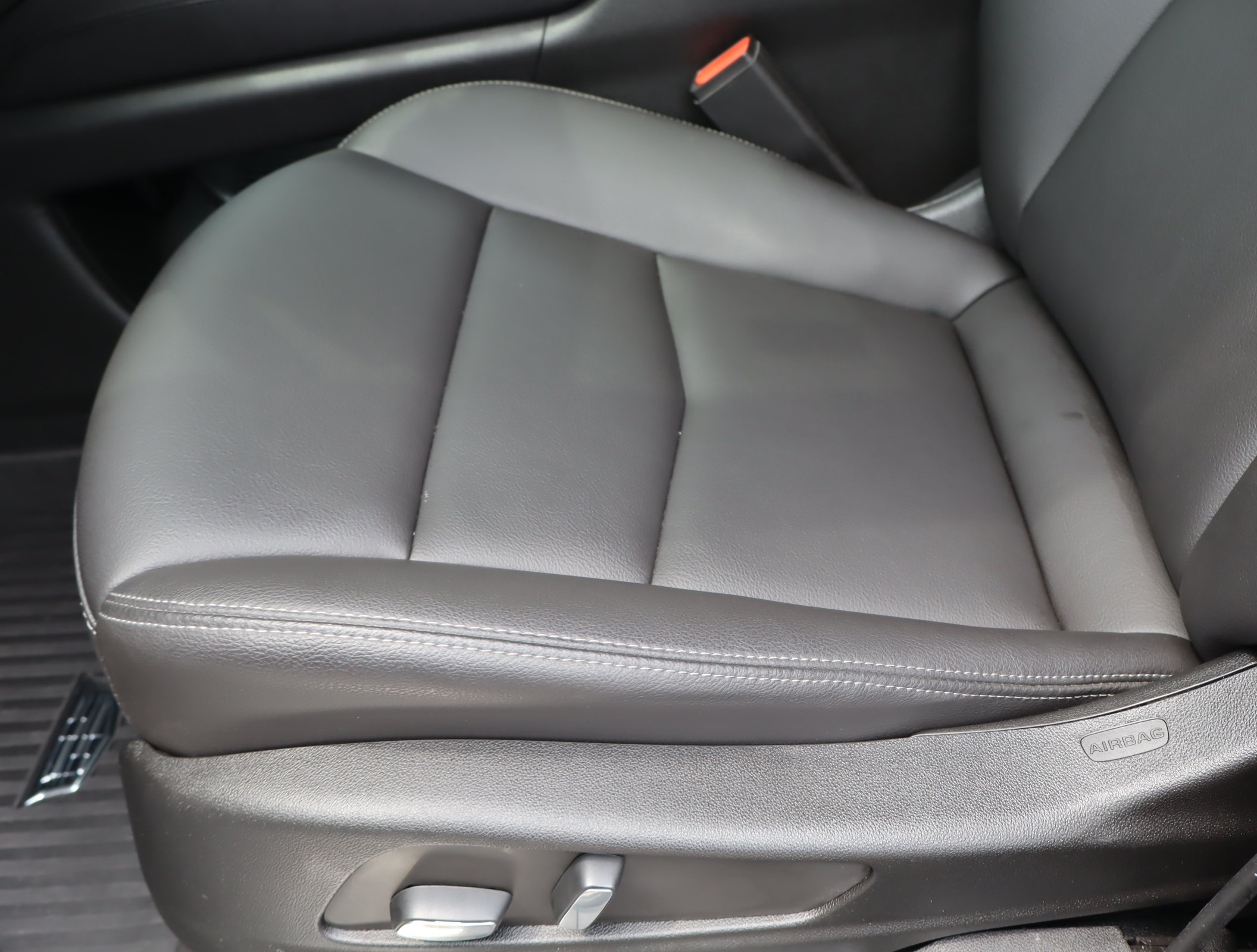 Used 2023 Cadillac XT5 Luxury w/ LPO, Floor Liner Package AWD/4WD image 16