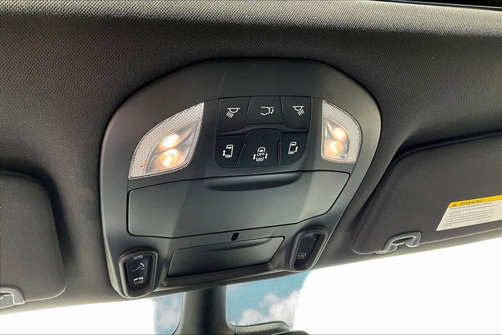 Used 2025 Chrysler Pacifica Limited image 17