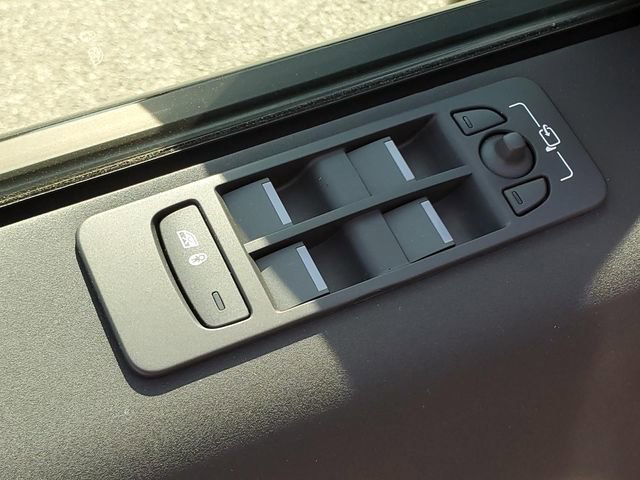 Used 2025 Land Rover Discovery Sport S image 18