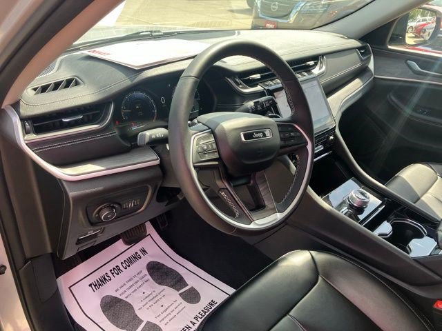 Used 2023 Jeep Grand Cherokee Limited w/ Black Appearance Package AWD/4WD image 13