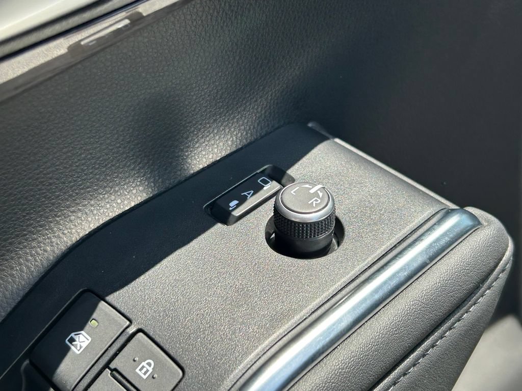 Used 2023 Toyota Highlander Platinum FWD image 29