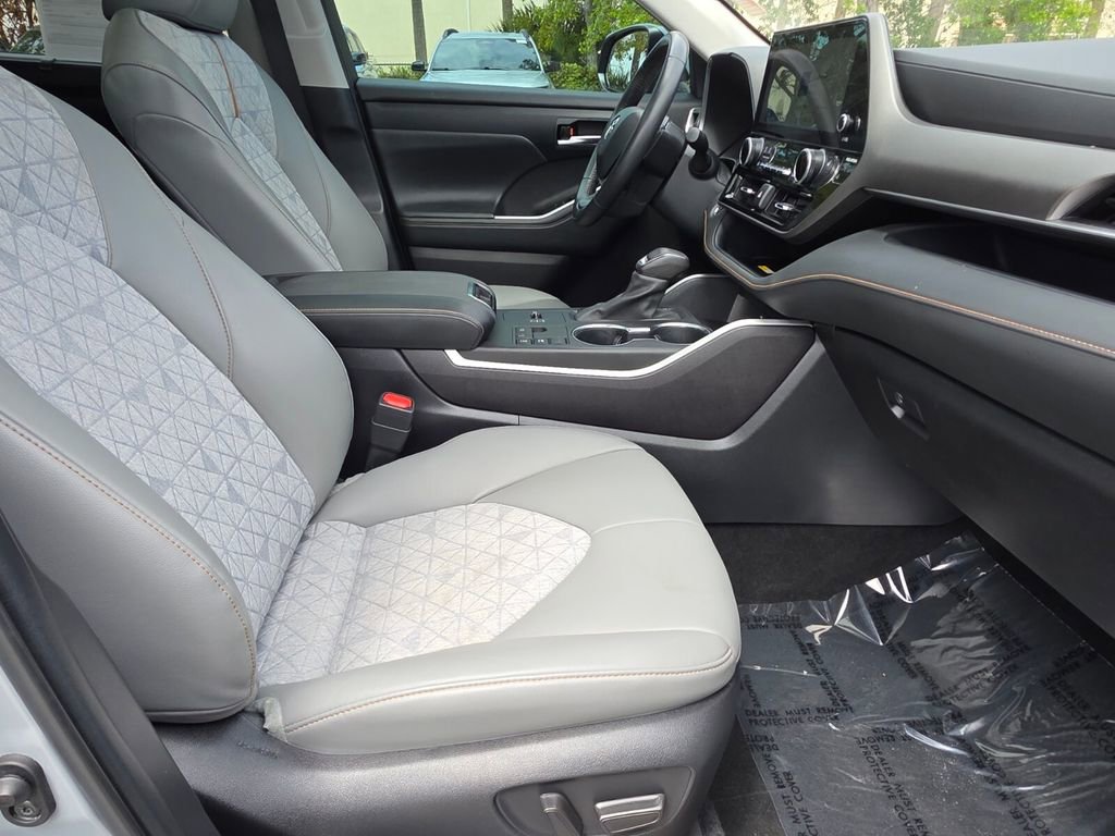 Used 2023 Toyota Highlander Bronze Edition image 10