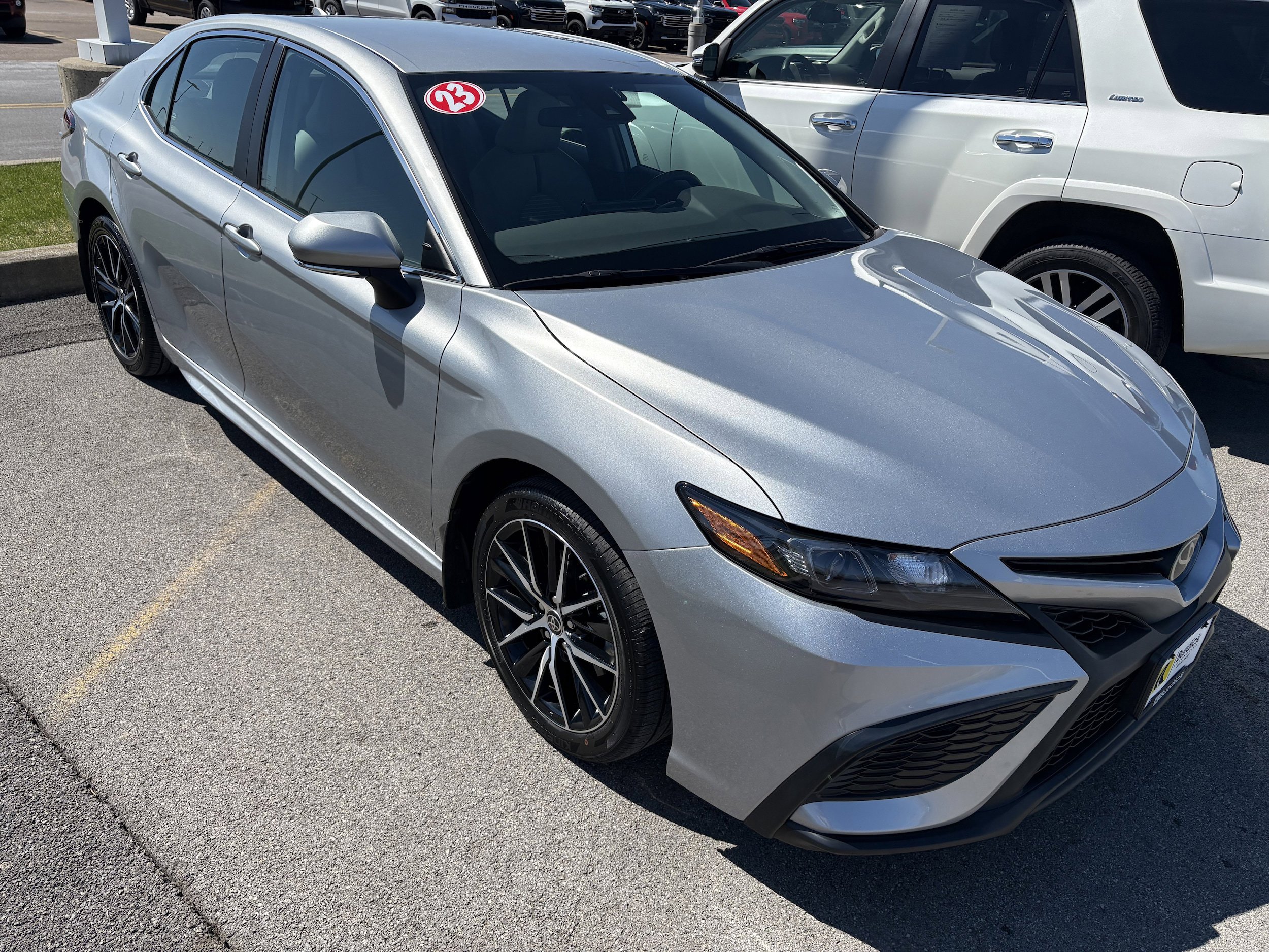 Used 2023 Toyota Camry SE image 2