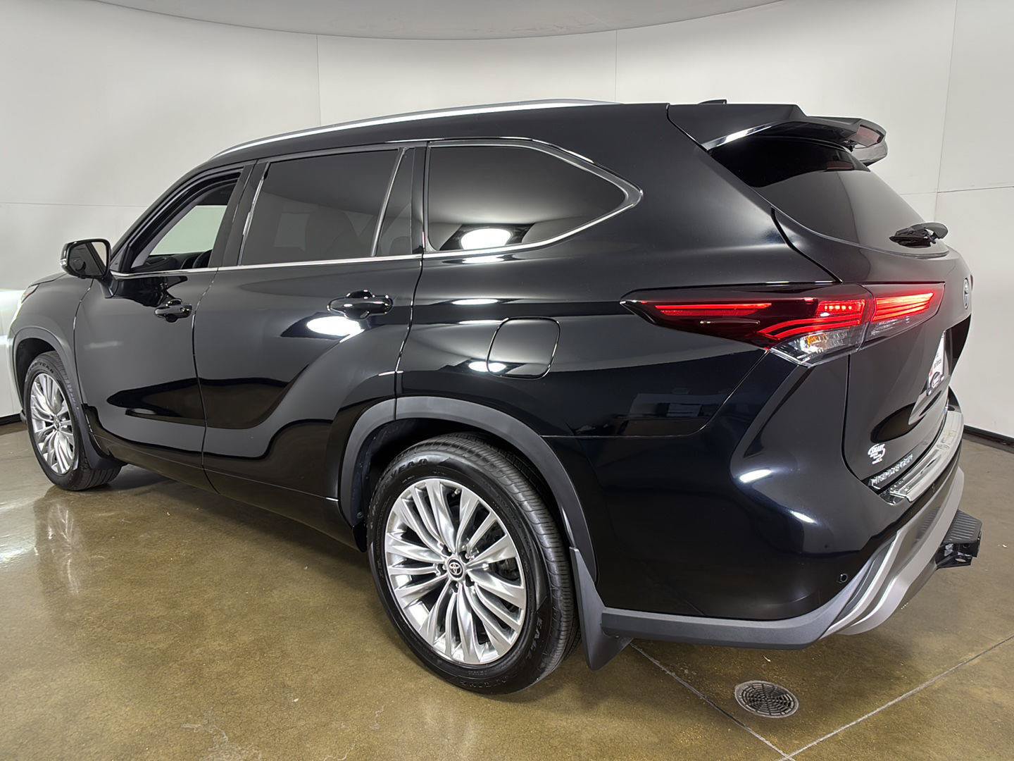 Used 2025 Toyota Highlander Platinum AWD/4WD image 19