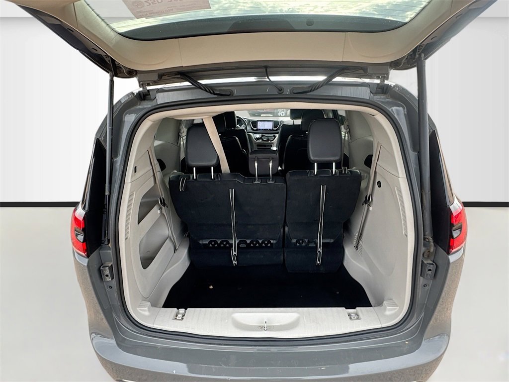 Used 2022 Chrysler Pacifica Touring-L image 25