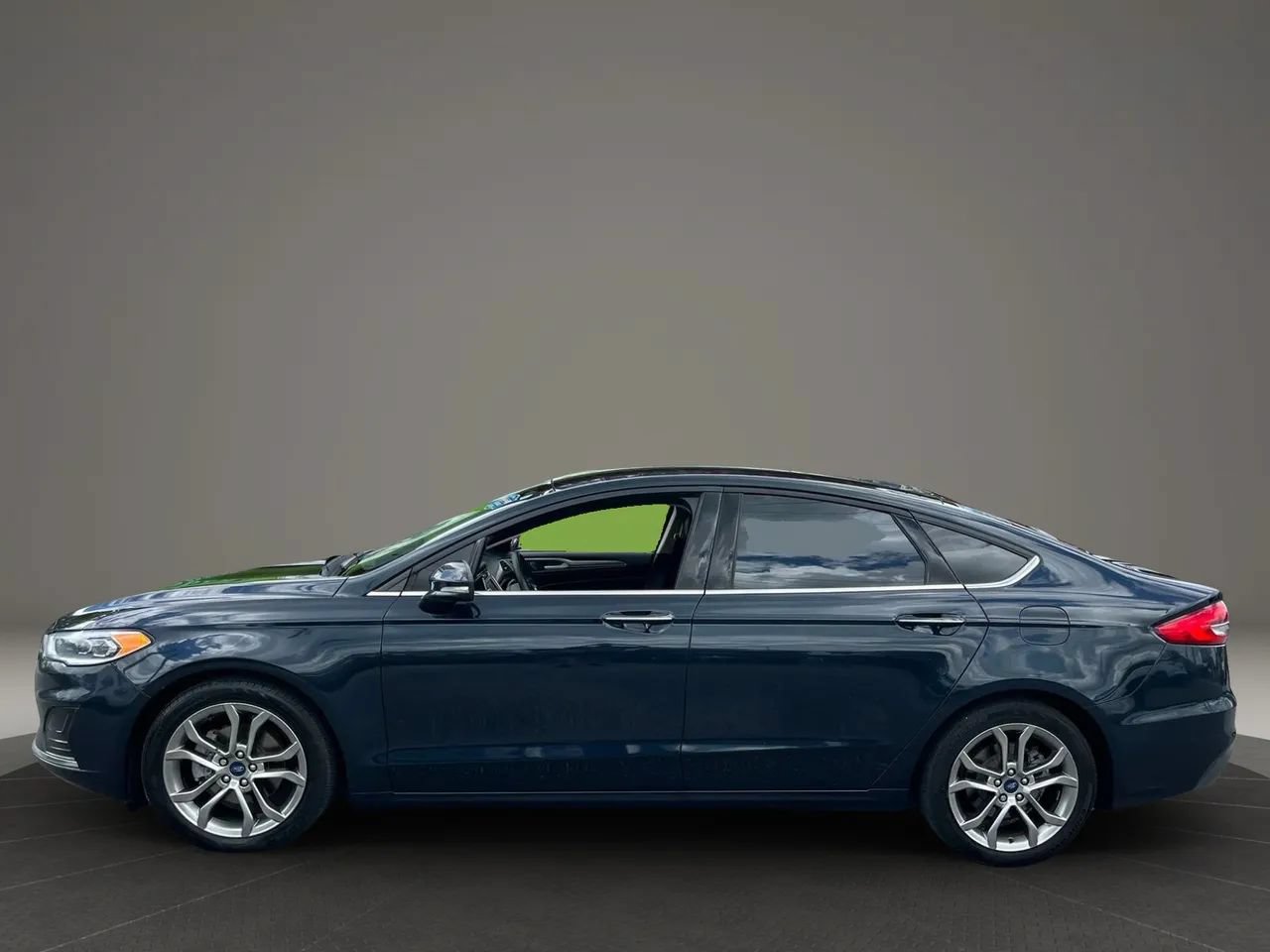 Used 2020 Ford Fusion SEL FWD image 4