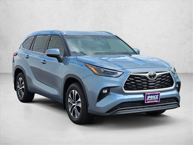 Used 2022 Toyota Highlander XLE AWD/4WD image 3