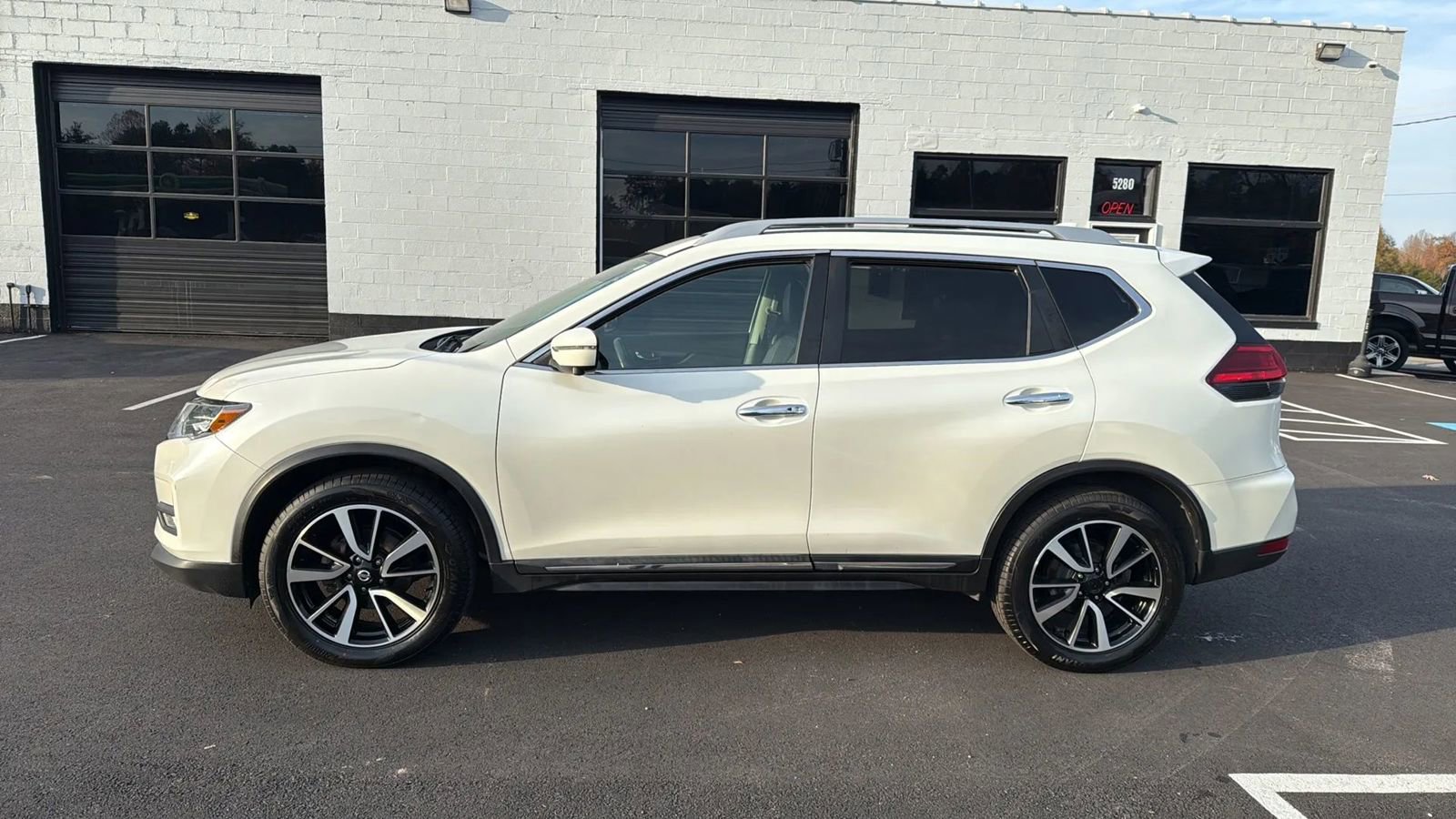 Used 2017 Nissan Rogue SL w/ SL Premium Package image 54