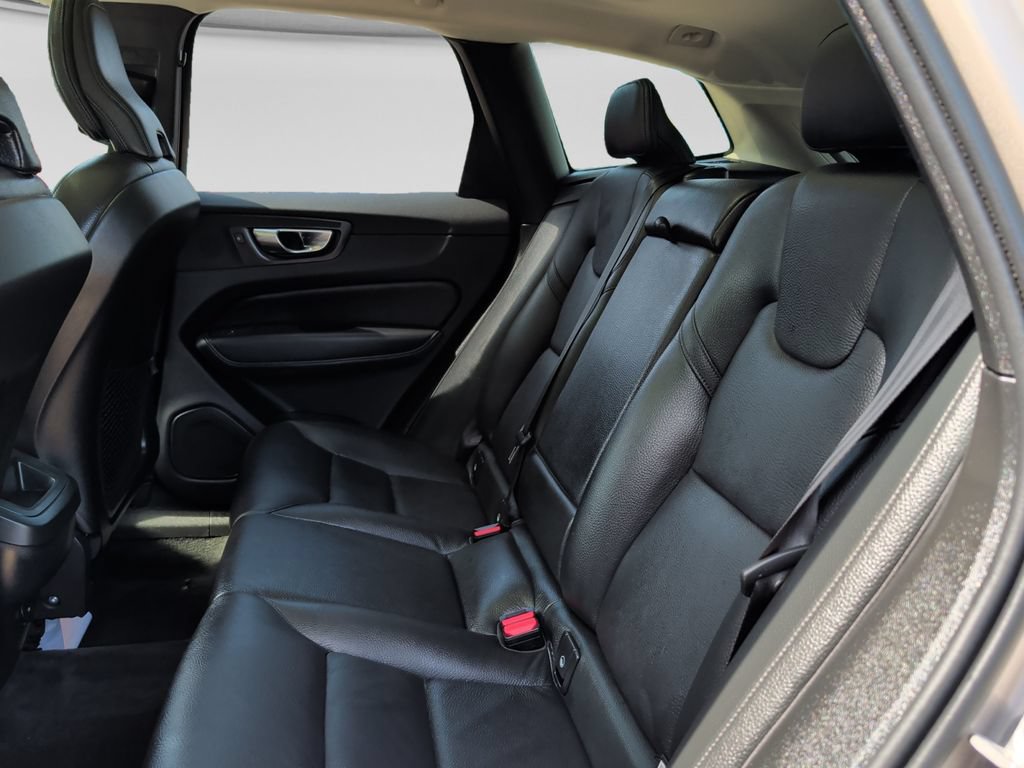 Used 2025 Volvo XC60 B5 Plus AWD/4WD image 31