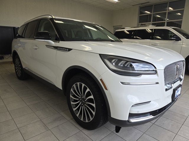 Used 2023 Lincoln Aviator AWD w/ Premium Package image 3