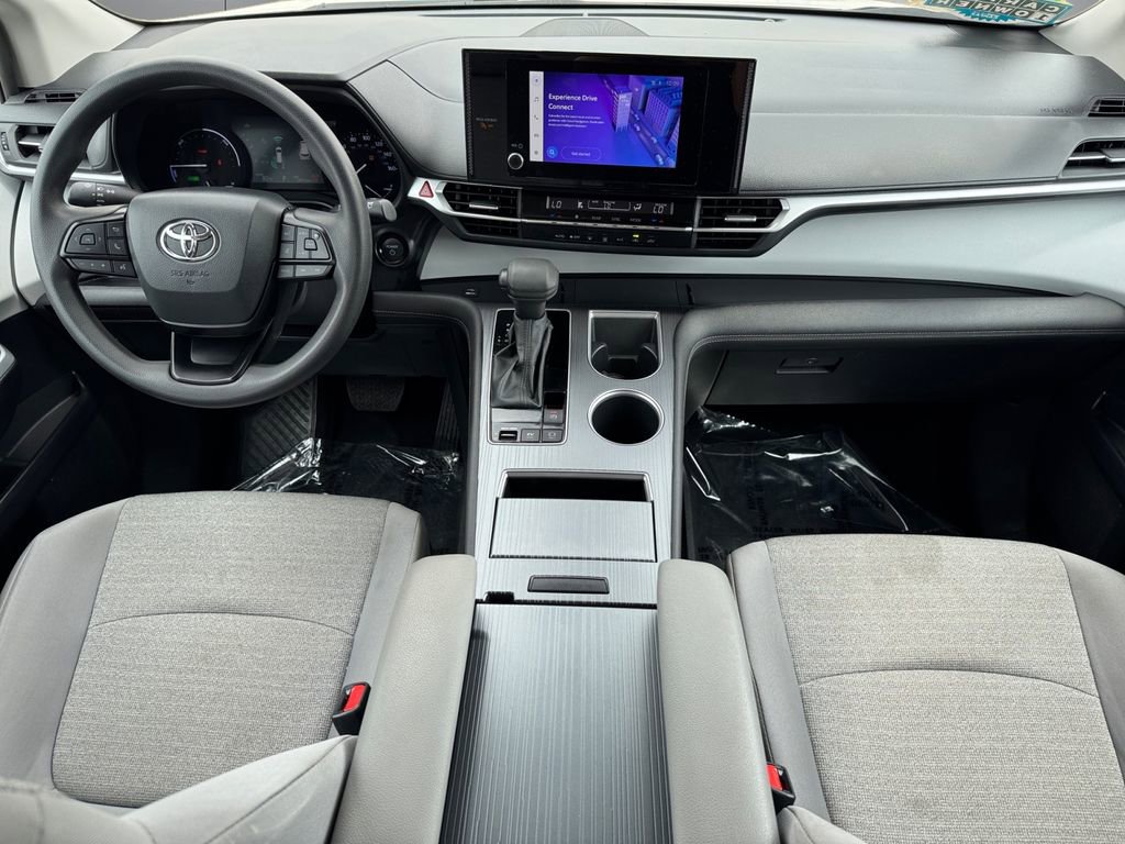 Used 2025 Toyota Sienna LE AWD/4WD image 14