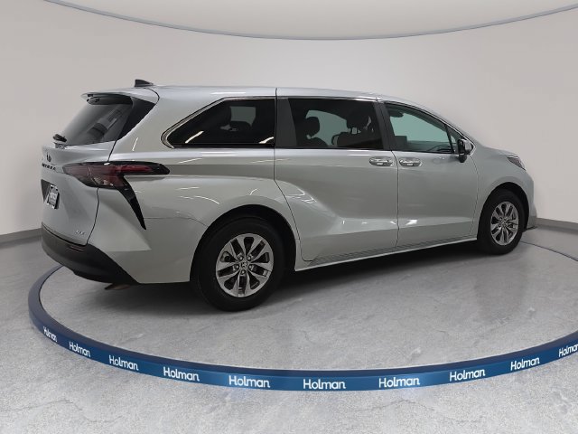 Certified 2025 Toyota Sienna XLE FWD image 5