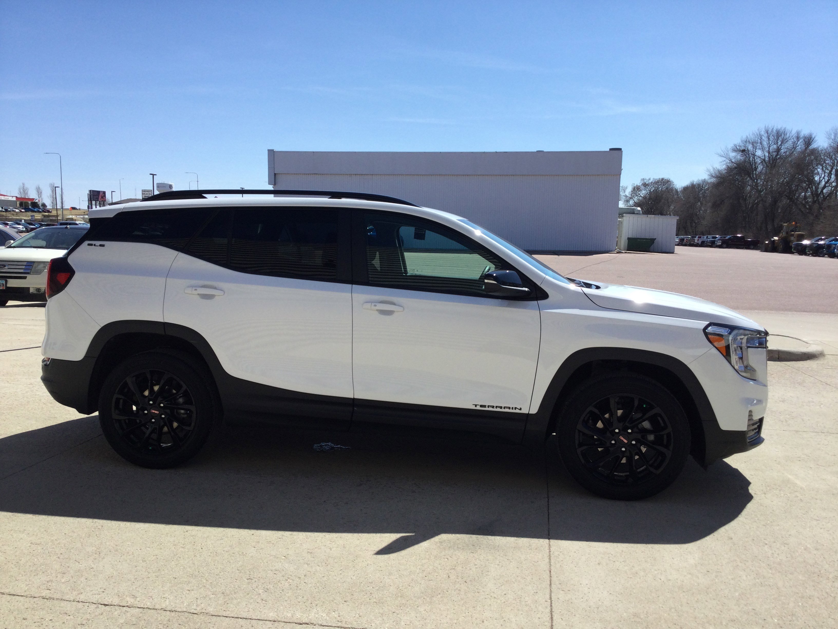 Used 2024 GMC Terrain SLE w/ Driver Convenience Package AWD/4WD image 3