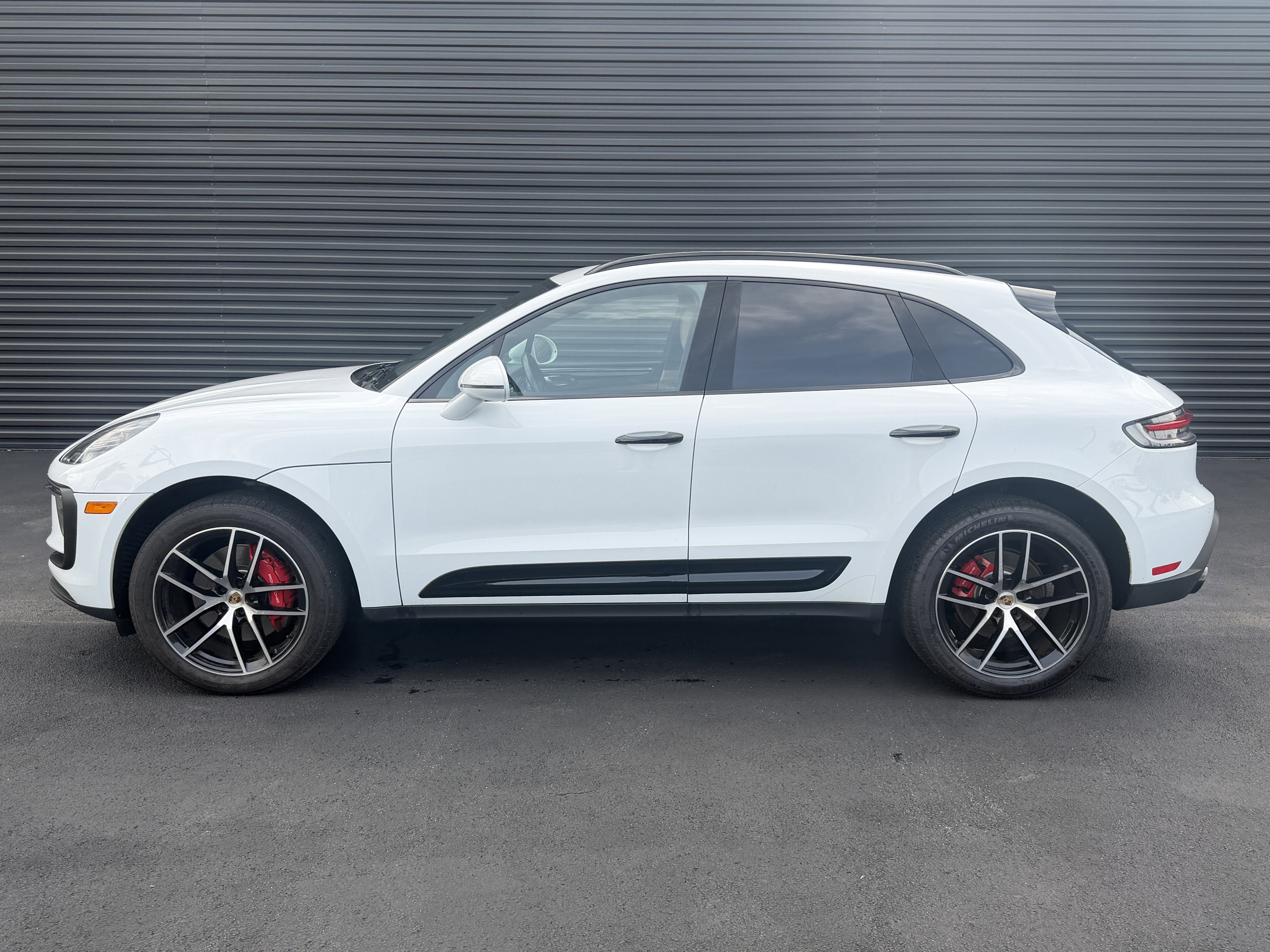 Certified 2022 Porsche Macan S AWD/4WD image 2