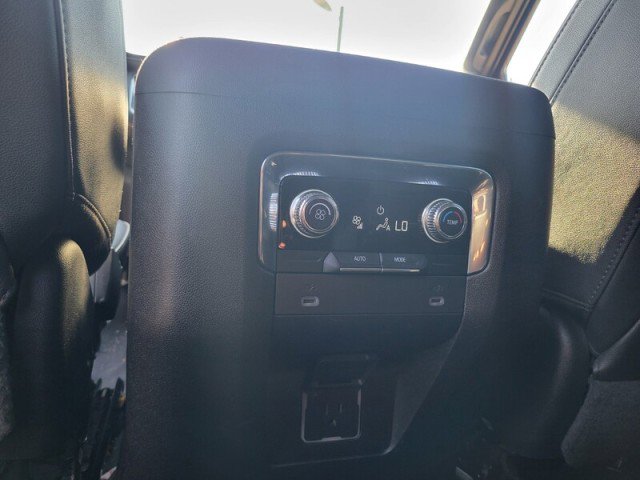 Used 2023 GMC Yukon XL SLT RWD image 24