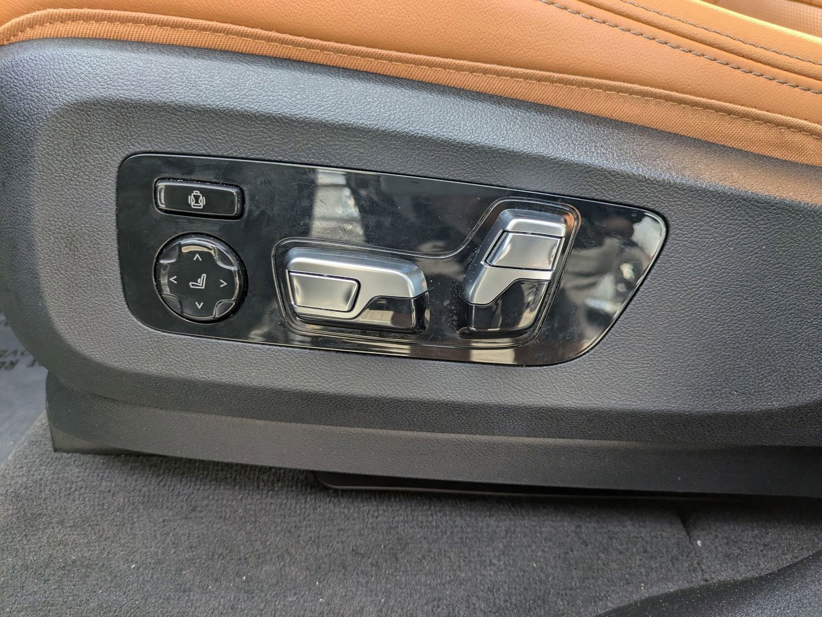 Used 2025 BMW X5 M60i w/ Executive Package image 15