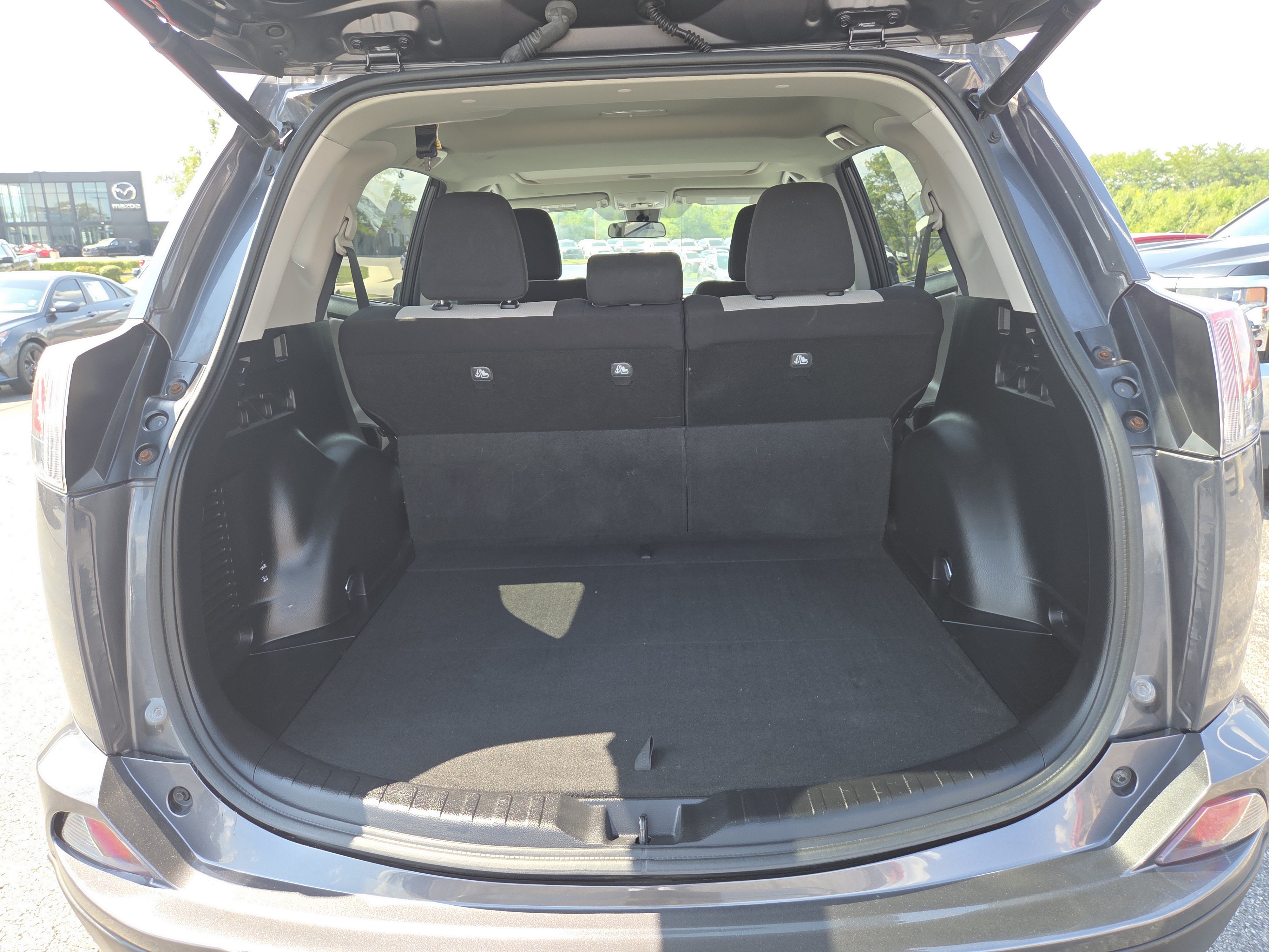 Used 2018 Toyota RAV4 XLE AWD/4WD image 7