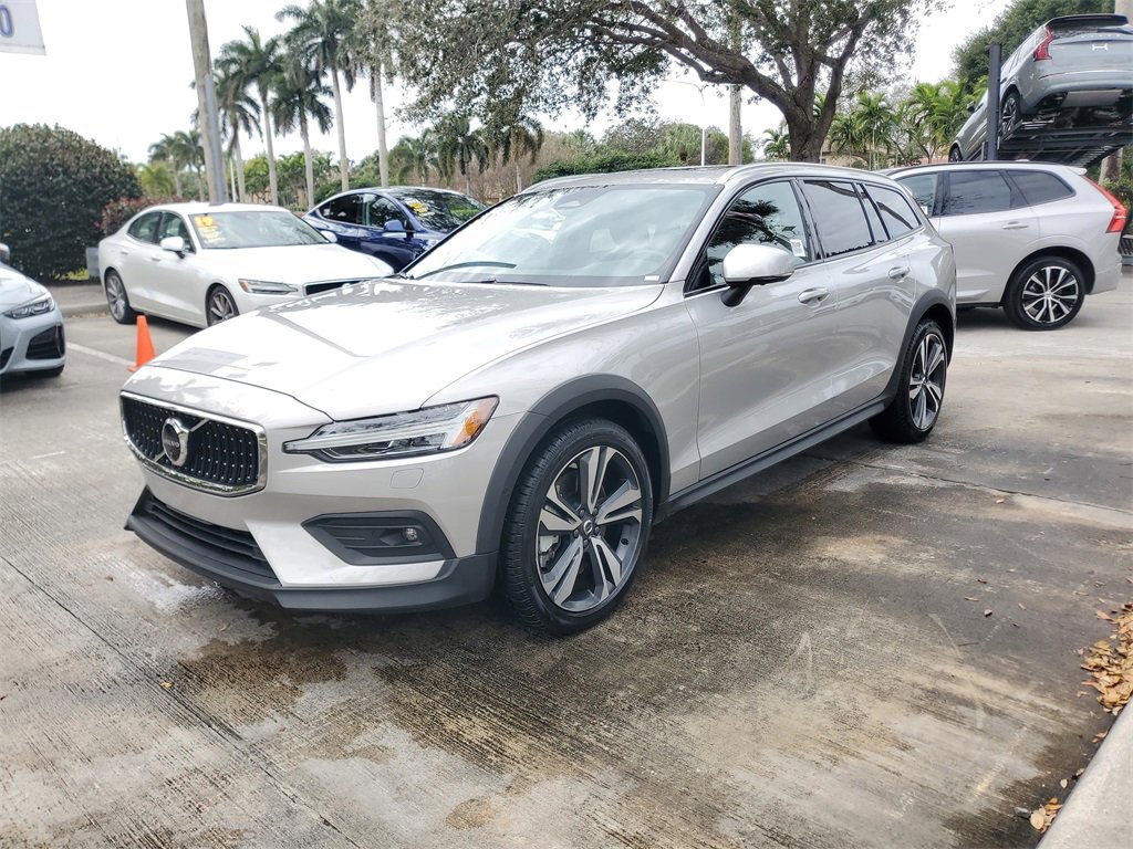 Certified 2025 Volvo V60 B5 Cross Country Plus image 3