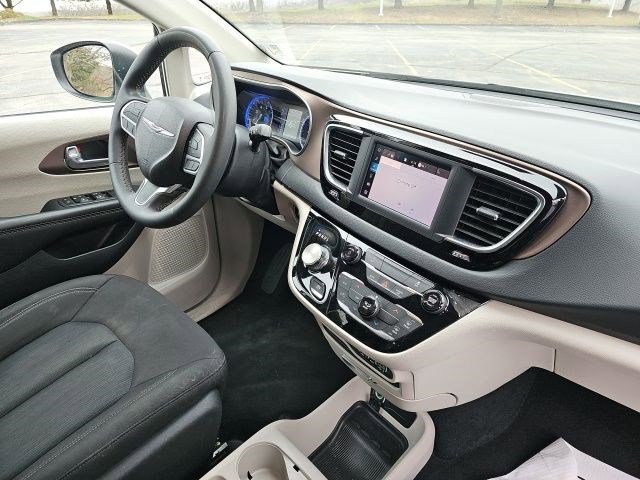 Used 2023 Chrysler Voyager LX image 14
