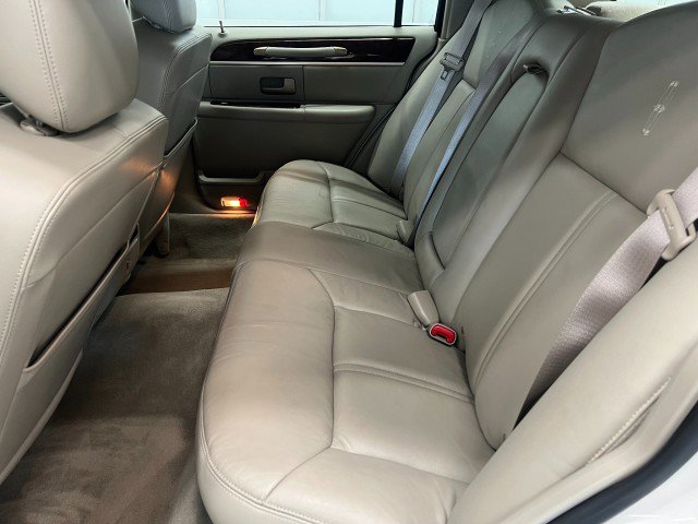 Used 2009 Lincoln Town Car Signature Limited image 12