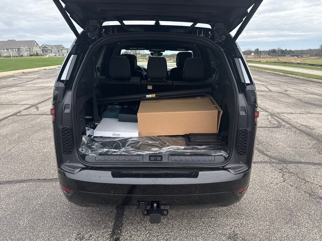 New 2025 Land Rover Discovery Dynamic SE image 14