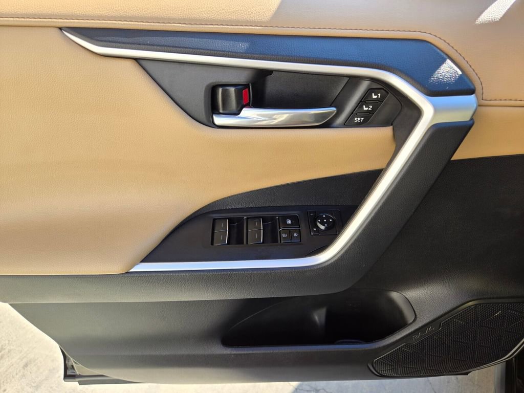 Used 2023 Toyota RAV4 Limited image 22