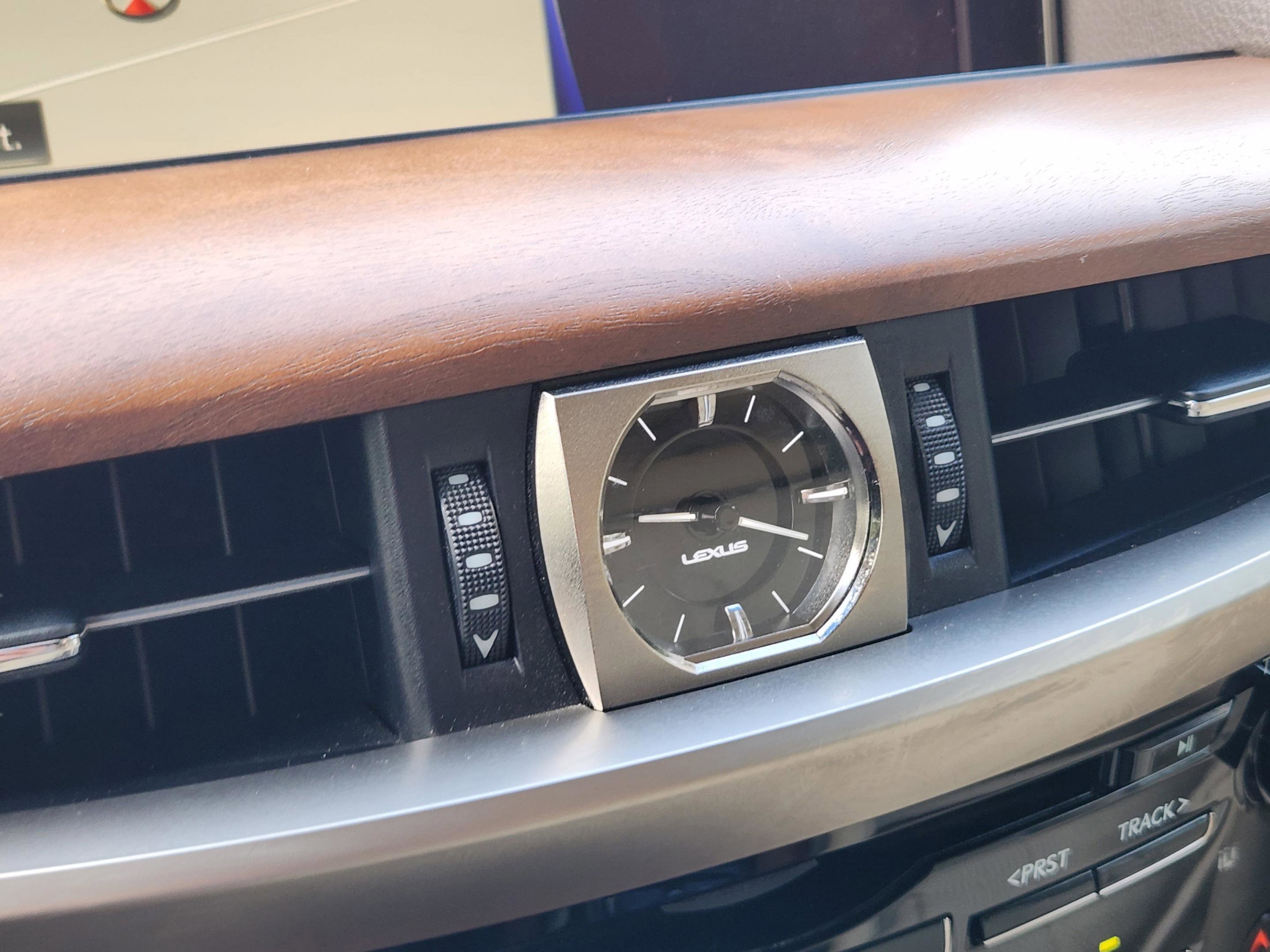 Used 2020 Lexus LX 570 4WD w/ Luxury Package image 24
