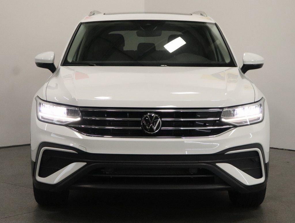 Used 2024 Volkswagen Tiguan SE w/ Panoramic Sunroof Package image 7