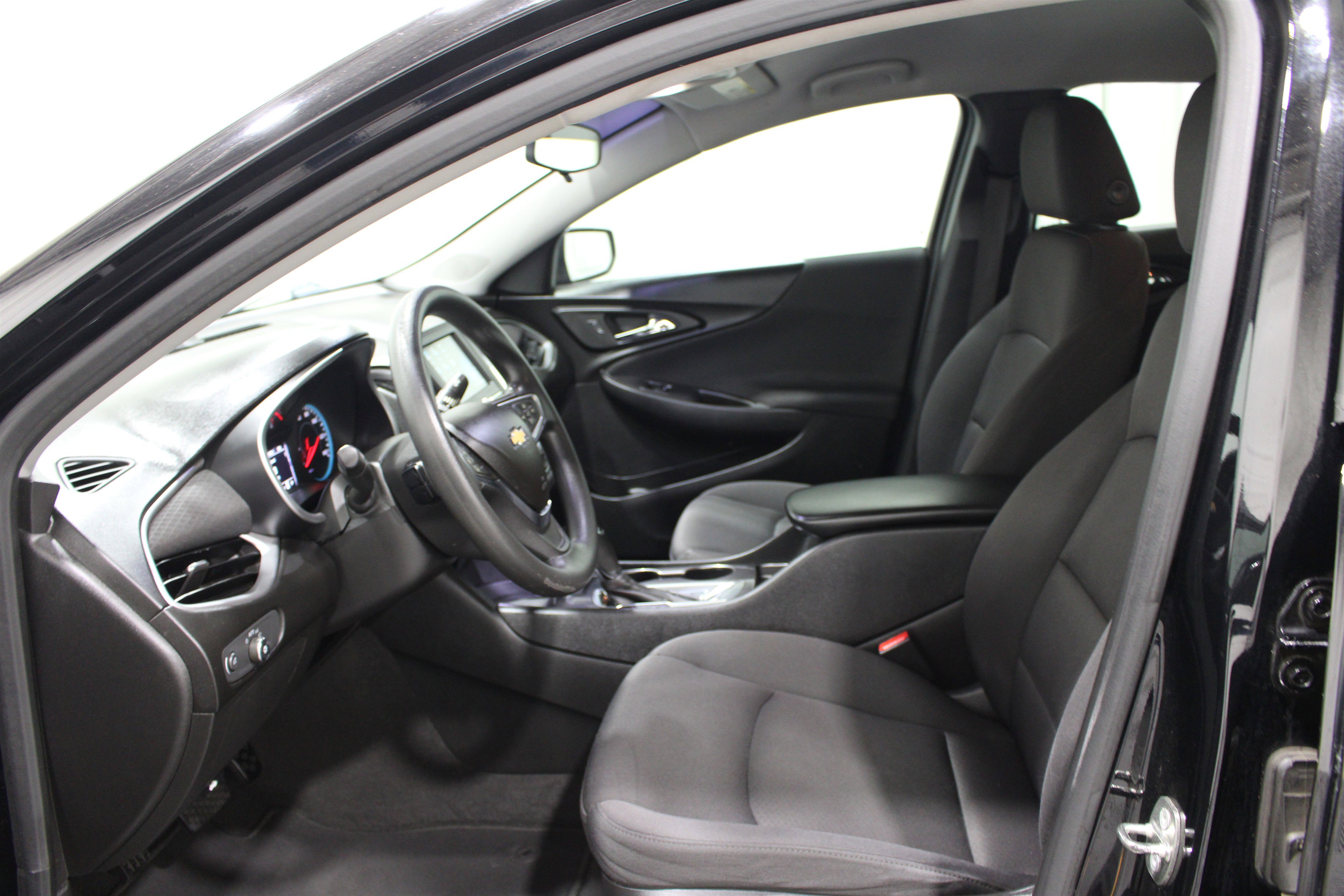 Used 2018 Chevrolet Malibu LS FWD image 3